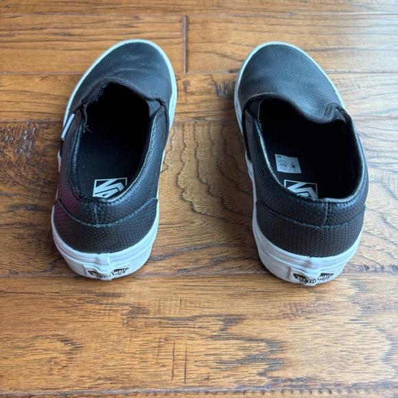 Classic Slip-On Perforated Leather Shoe Black Size 7 - Picture 4 of 7